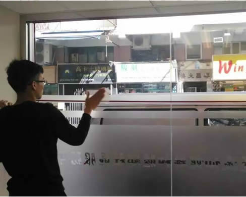 在香港商店安裝透明屏